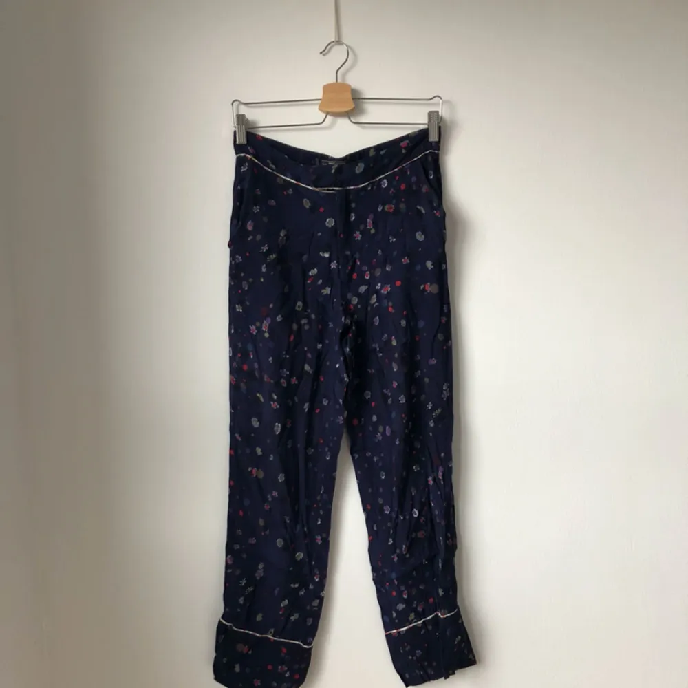Mörkblå byxor i pyjamas-modell med blommor på från Zara Trf. Tunt mjukt material.. Jeans & Byxor.