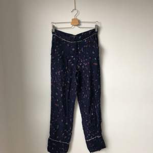 Mörkblå byxor i pyjamas-modell med blommor på från Zara Trf. Tunt mjukt material.