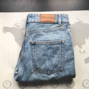  - Ett par härliga mom-jeans i modellen Kimomo från Monki!  Verkligen en av mina favoriter - har flera stycken i denna modell.  Sparsamt använda.  Köparen står för frakt🌹