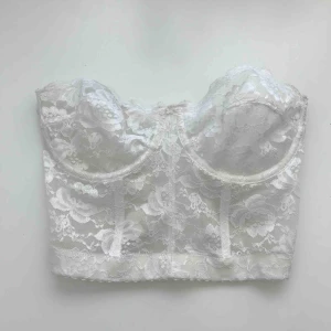  - Snygg spets behå, axelbandlös. Sitter snyggt på men tyvärr för liten för mig. Köpt på second hand. Pris exkl frakt 