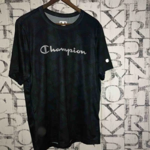  - Champion T-shirt, storlek XL men sitter mer som en L, köparen betalar även frakten🤙🏻