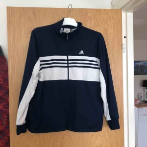  - Adidas kofta storlek M,  fick hem den för 1 dag sen men var för liten👍🏻köparen betlar frakten  
