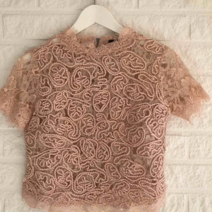 - Nude-rosa spetstopp från zara. Storlek S men passar även XS. Lite kortare i modellen. Dragkedja bak. Använd enstaka gång.  Frakt tillkommer