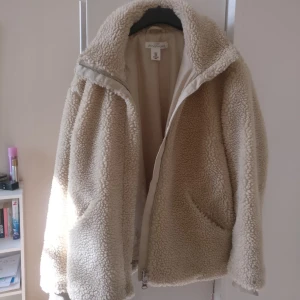  - Sååå mysig jacka som sitter så himla fint också, säljer för att jag behöver pengar 😭