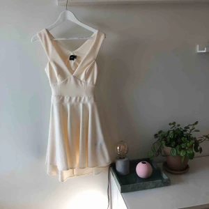  - Använd som studentklänning, dvs 1 gång. Supersöt klänning i gräddvit färg med fint fall på kroppen. Passar S och M. Kan mötas upp i Stockholm alternativt skickas med post (köparen står för frakt) ✨
