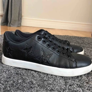  - Svarta sneakers med stjärndetaljer. Ytterst lite använda!