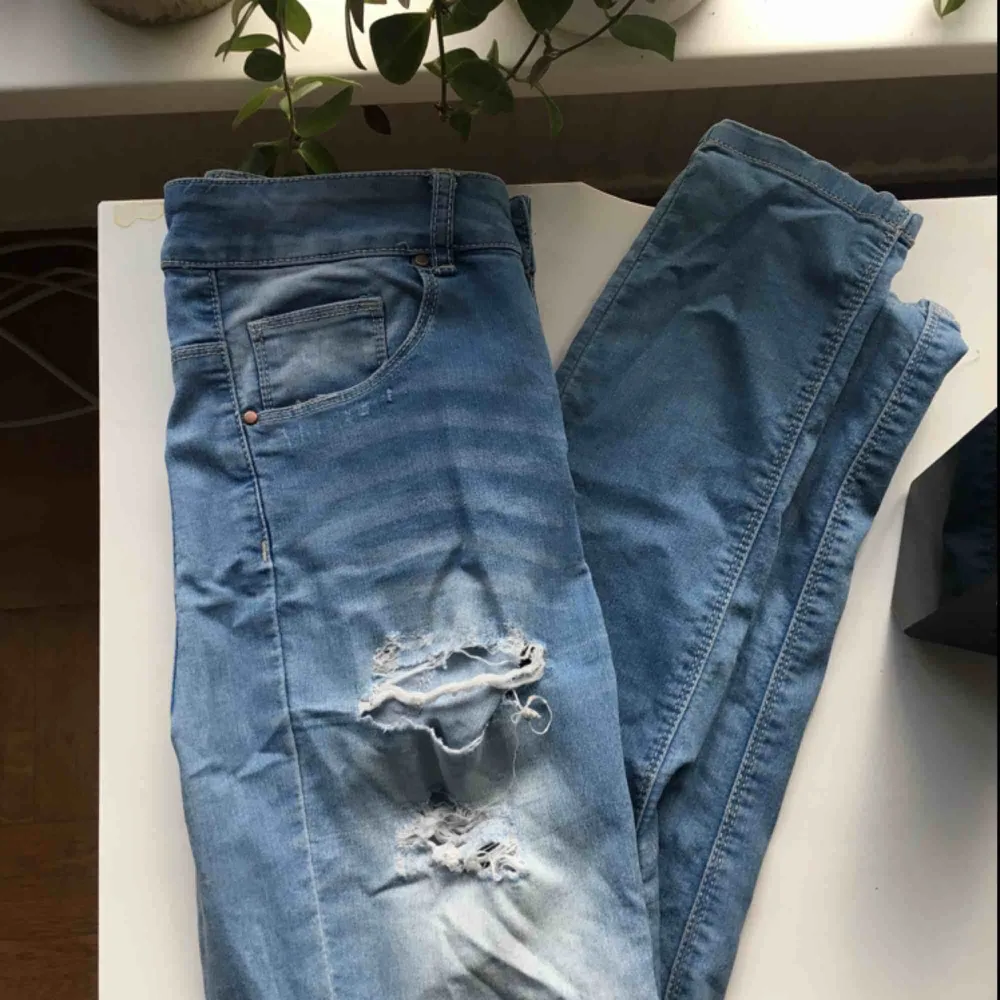 Snygga skinny jeans i relativt bra skick. Passar folk runt 160cm i längd. Frakt inkl. i pris. Skicka pm för frågor ❤️. Jeans & Byxor.