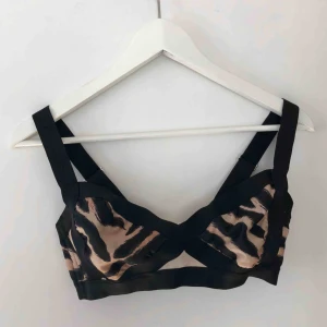  - Leopardmönstrad bikiniöverdel från H&M. Använd en sommar. 