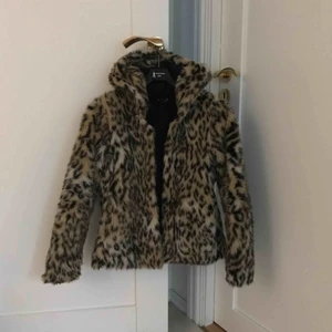  - Pälsjacka från h&m med luva & fickor. Kontakta för mer bilder. ÄNDRAD TEXT: Eftersom att d SÅ MÅNGA som vill ha det, så många som står på kö & så många som har tekniska problem, kommer jag därför köra med BUDGIVNING & med frakt på 55kr