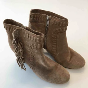  - Damskor från H&M 👢 Storlek 39. Äkta läder. Sparsamt använda. Betalning via Swish. Hämtas vid Olivecronas väg 8, mitt emot Sabbatsbergs Sjukhus. Närmsta T-station Odenplan. Alternativt skickas mot fraktavgift 📦