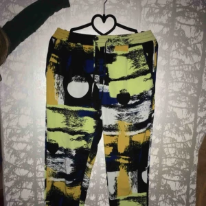  - Sjukt sköna o fräna byxor från monki. Säljes pga av har växt ur dom😭 150kr : small