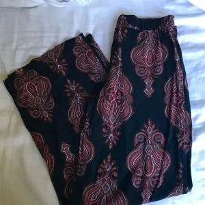  - Sköna fladdriga byxor frän Gina, frakten står du för! 