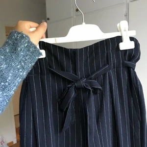  - Sköna snygga kostymbyxor, högmidjade.  kan passa många storlekar för man kan reglera med bandet högst upp!🖤köpta för 399:-