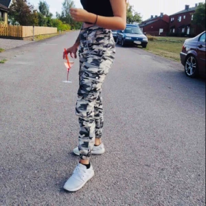  - Snygga cargo i camo, storlek XS! Använda ca 3 ggr, 300kr +frakt. 