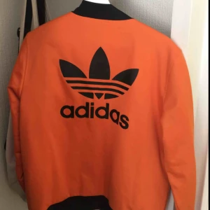  - Adidasjacka i fint skick. Använd max två gånger. Köparen står för frakt 