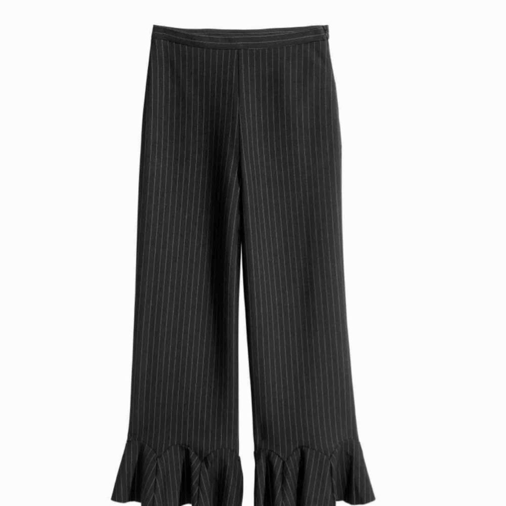 - H&M trend  - strl 34 - använd 4-5 gånger - kritränder - svart/mörkblå/vit - culottes byxor med volang ner till - hög midja och stretch . Jeans & Byxor.