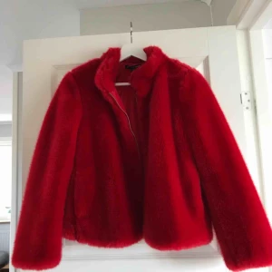  - Jacka från Zara i nyskick. Storlek XS men passar en Small. Pris för frakt igår ej i 300kr  