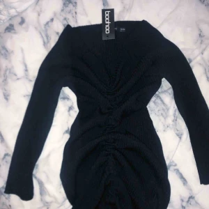  - Skit snygg klänning! Helt oanvänd pga kom aldrig till användning   Storlek S/M 100kr