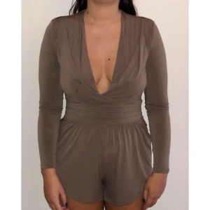  - Playsuite i fint skick. Eventuell frakt står köparen för. Hör av dig för fler bilder🌸