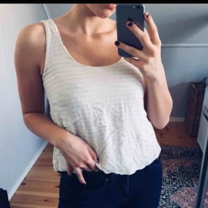  - Fint Linne med guldiga glitterlinjer🌟 lite skrynkligt på bilden men det är bara att stryka💓 Frakt 25kr