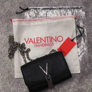  - Valentino bag divina black , Mario Valentino | använda 3-4 gånger | bra skick | ÄKTA
