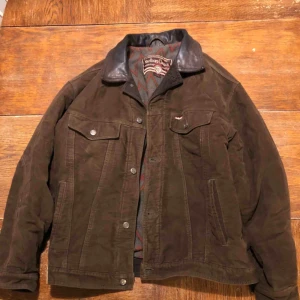  - Tung jacka från Matlboro Classics. Vintage från 90-talet. Trevligt skick. 