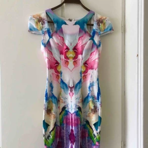  - Färgglad klänning från Ginger Fizz i storlek XS. Kedja baktill och korta ärmar. Perfekt till fest.