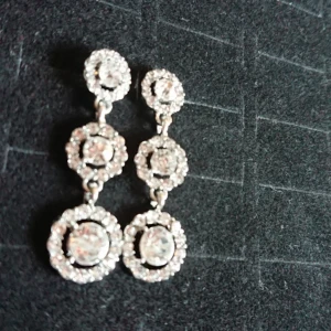  - Helt nya örhängen Inte ens testade! Frakten är inräknad i priset 🍀