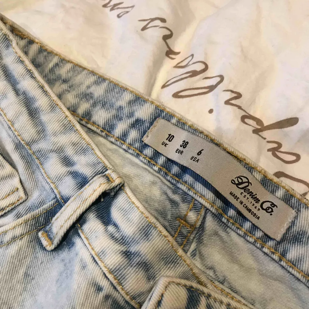 Strl 38 väldigt snygga slitna jeans  . Jeans & Byxor.