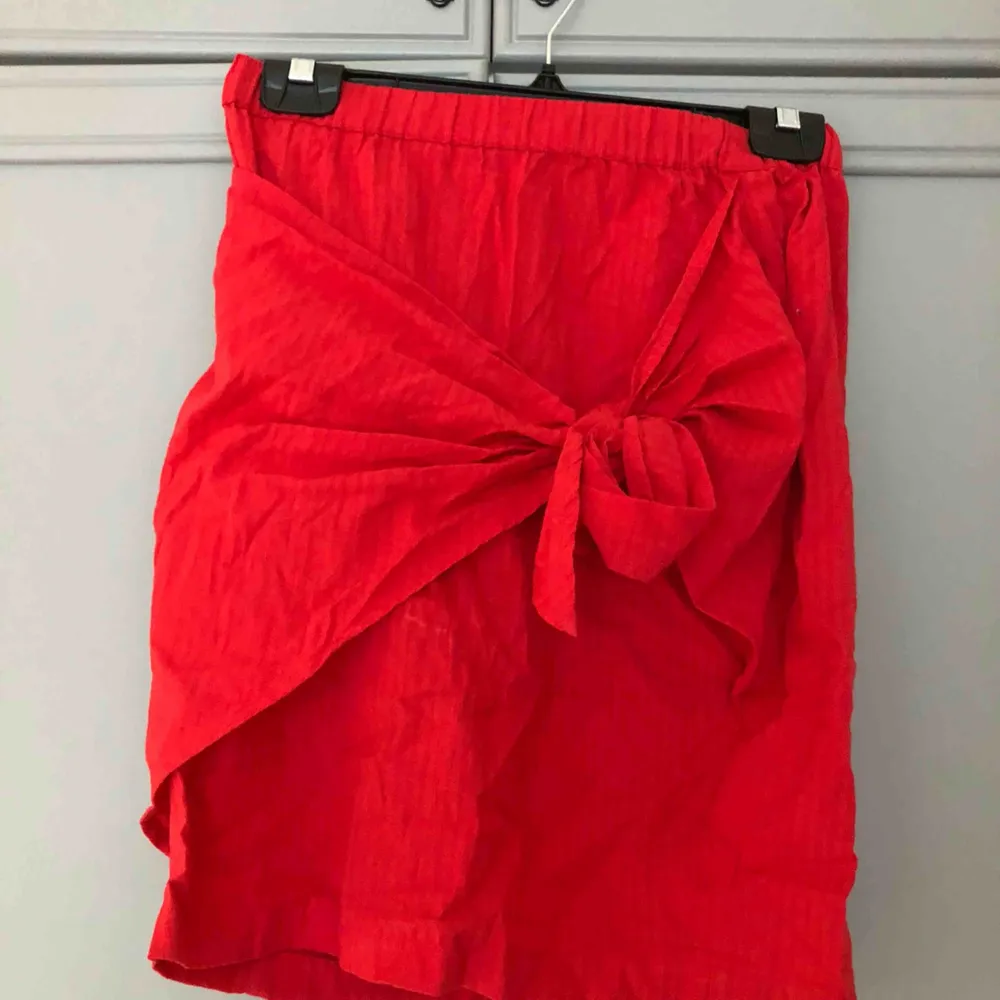 En kjol från Na-kd från andrea hedenstedts kollektion . Kjolar.