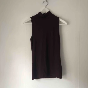  - Vinrött polo linne i fint skick. 