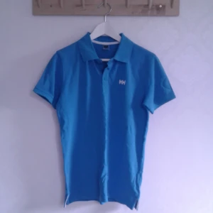  - Polotröja från HellyHansen, helt oanvänd! Säljes i nyskick, då den aldrig använts. Pris 50kr, kan skickas om köparen står för frakt. Betalas med swish.