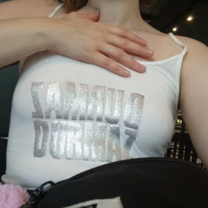  -  Gjorde denna toppen i sommras som en hyllning till fotbollsspelaren Jimmy Durmaz. Säljer den nu för att jag ska göra en ny, långärmad variant till mig själv. Köparen står för frakt: 18kr med PostNord. 