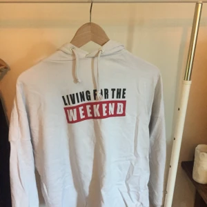  - Hoodie köpt från H&M. Köpt för 199kr. Fint skick. Inga fläckar eller så. 