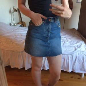  - Jeanskjol från H&M, aldrig använd! Köparen står för frakt. Säljes pågrund av fel strl.