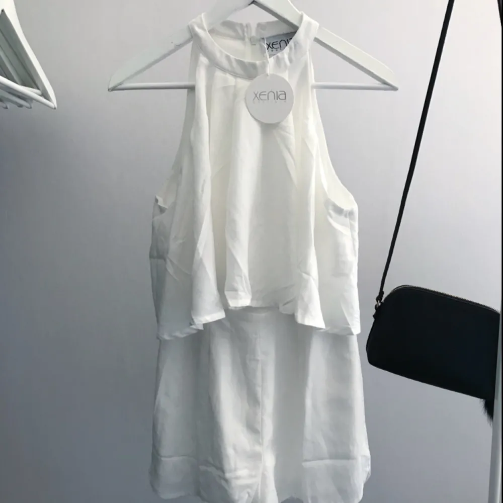 Jättefin vit playsuit från Xenia Boutique, prislapp kvar! Aldrig använd då den är lite liten för mig😊 30kr + ev frakt 🌸. Klänningar.