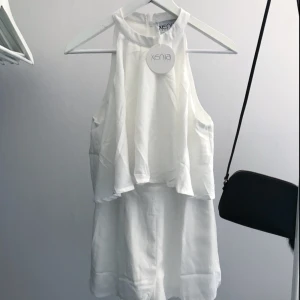  - Jättefin vit playsuit från Xenia Boutique, prislapp kvar! Aldrig använd då den är lite liten för mig😊 30kr + ev frakt 🌸