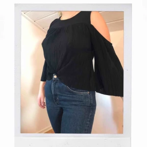  - Frakt inräknad i priset! Jättefin blus från pull&bear! Använd någon enstaka gång. 