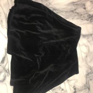  - Supersöt velvet-kjol från ginatricot! 🦋 Aldrig använd!