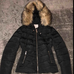  - Hej! Säljer denna svarta fusk päls jackan från Alice By Belle Shoes , den är köpt för 1200kr men inte använd så mycket.