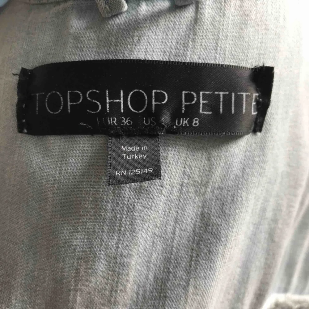 En ärmlös jeansskjorta i ljusblått från Topshop petite i storlek 36.✨köparen står för frakt . Skjortor.