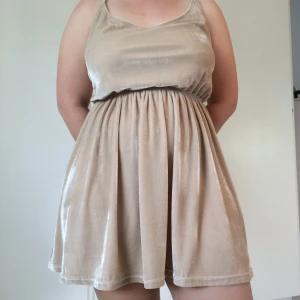  - Klänning i fint skick, öppen rygg, elastisk, sammet