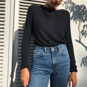  - Jättefin mörkblå tröja från H&M som är sparsamt använd! Lappen är bortklippt men det är storlek small. Möter upp i Göteborg annars betalar köparen frakt. 