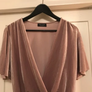  - Nudefärgad body i sammet.  *Frakt ingår i priset👍🏼*