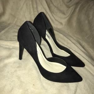  - Helt nya spetsiga svarta klackskor. Klackhöjd 8 cm. *Frakt ingår i priset👍🏼*