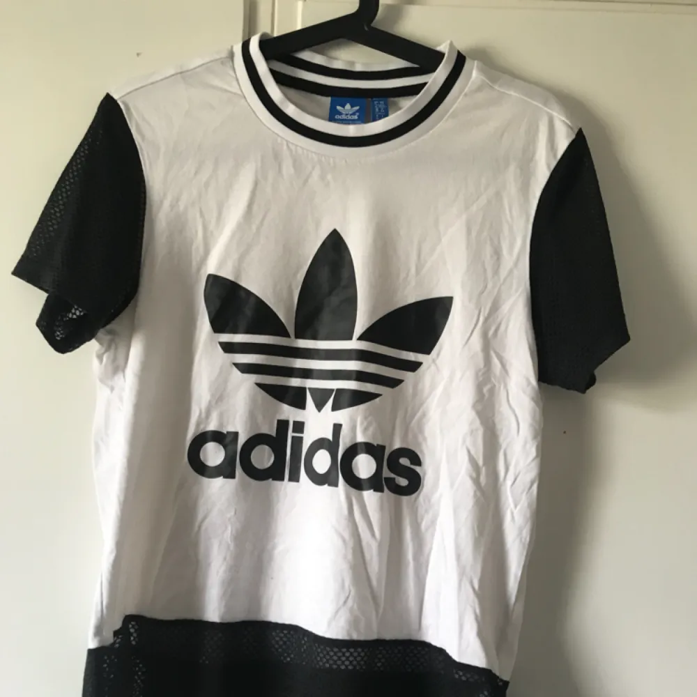 Adidas Originals t-shirt med mesh kant. Stl 34/XS, svart/vit! :) Köparen står för frakten! . T-shirts.