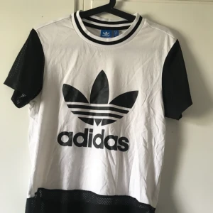  - Adidas Originals t-shirt med mesh kant. Stl 34/XS, svart/vit! :) Köparen står för frakten! 
