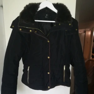  - Svart jacka med mörkbrun fuskpäls, passar dom med storlek S, står att det är storlek 40 men jag brukar ha xS-S i jackor och den sitter bra på mig. I väldigt bra skick, inga fläckar eller skador dock liiite guldfärg borta vid knapparna (se första bilden) men knappt märkbart. Nypris 500, säljs för 150✨