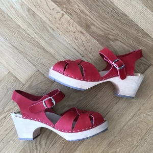  - Söta platåsandaler. Väldigt sköna men inte min stil. Köparen står för frakt. 