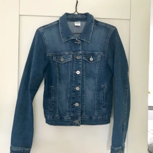  - Jeansjacka från Vero Moda, storlek M (skulle även passa en S) i mycket fint skick. Nypris var 599. Säljer för 300kr.  